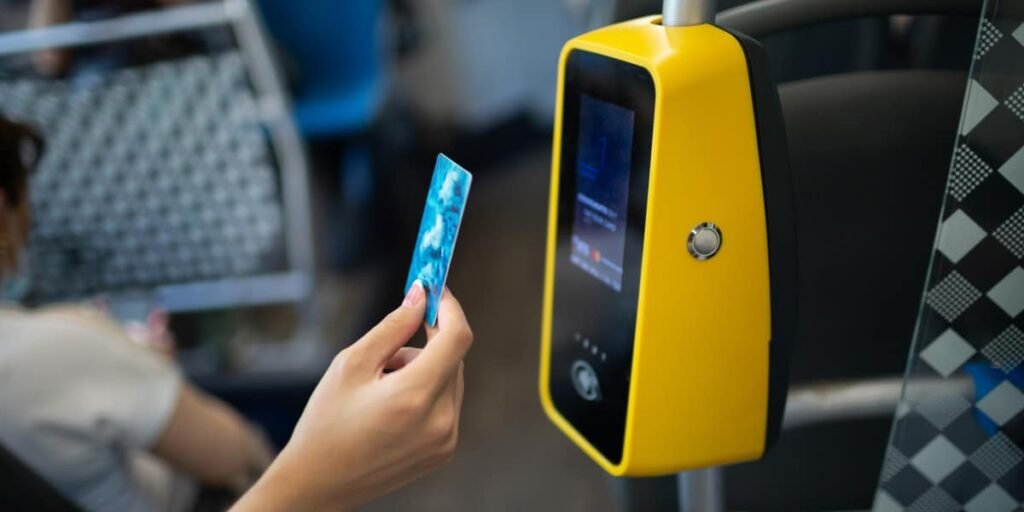 Persona pagando el bus con tarjeta en Valencia